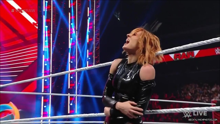 WWE_Monday_Night_Raw_2022_05_23_720p_HDTV_x264-NWCHD_mp4_007191491.jpg