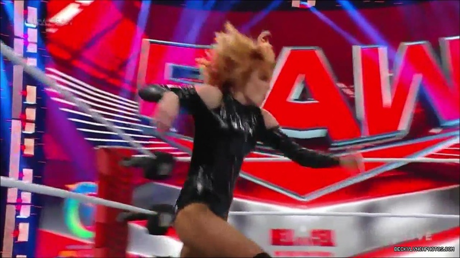 WWE_Monday_Night_Raw_2022_05_23_720p_HDTV_x264-NWCHD_mp4_007221922.jpg