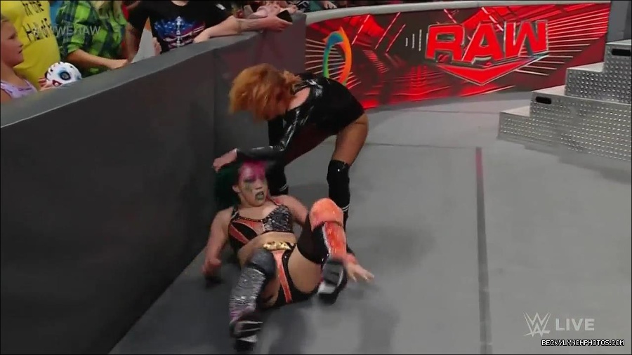WWE_Monday_Night_Raw_2022_05_23_720p_HDTV_x264-NWCHD_mp4_007226327.jpg