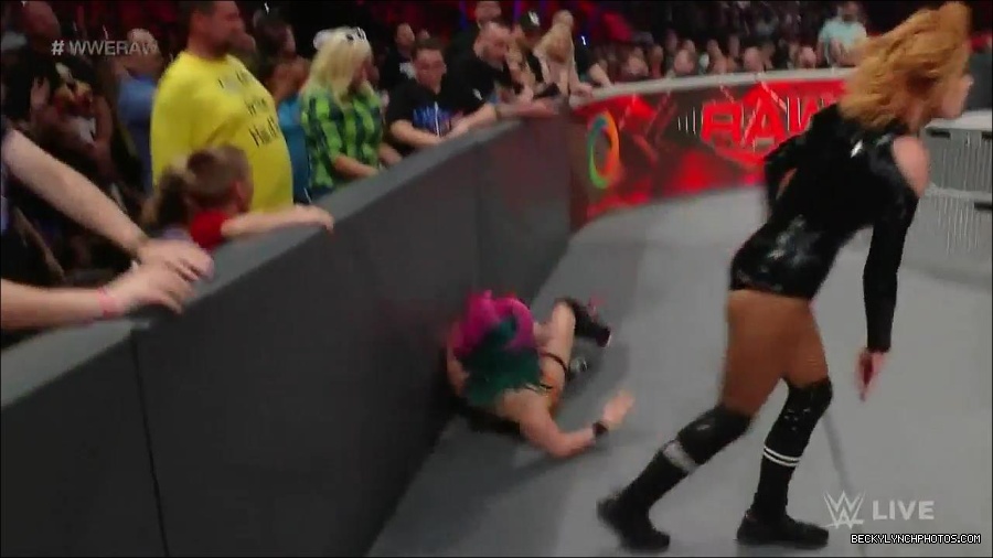 WWE_Monday_Night_Raw_2022_05_23_720p_HDTV_x264-NWCHD_mp4_007228729.jpg