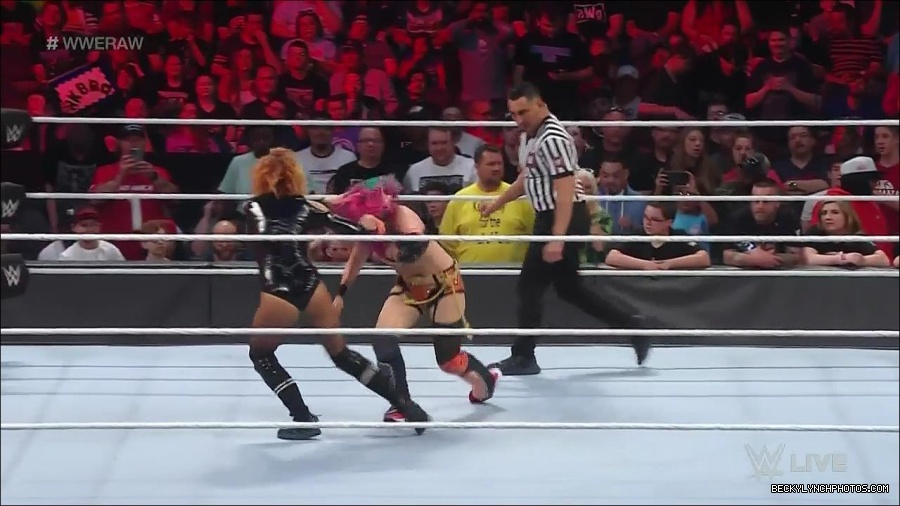 WWE_Monday_Night_Raw_2022_05_23_720p_HDTV_x264-NWCHD_mp4_007253954.jpg
