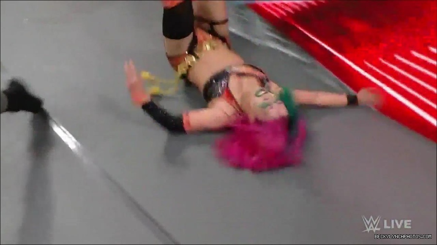 WWE_Monday_Night_Raw_2022_05_23_720p_HDTV_x264-NWCHD_mp4_007261562.jpg