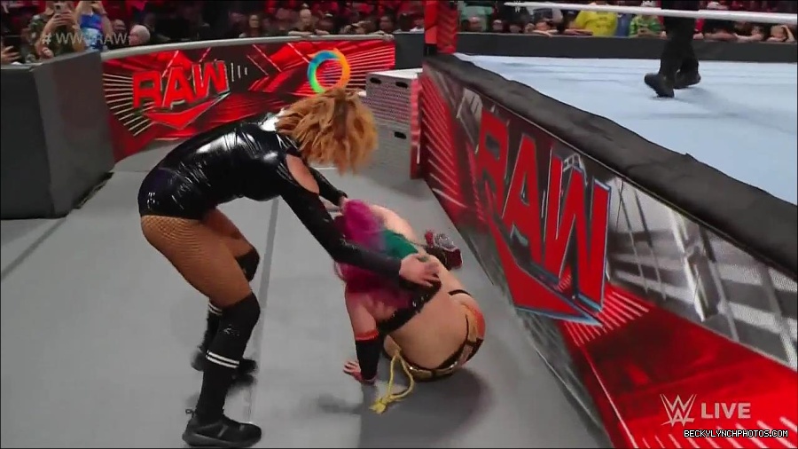 WWE_Monday_Night_Raw_2022_05_23_720p_HDTV_x264-NWCHD_mp4_007263564.jpg