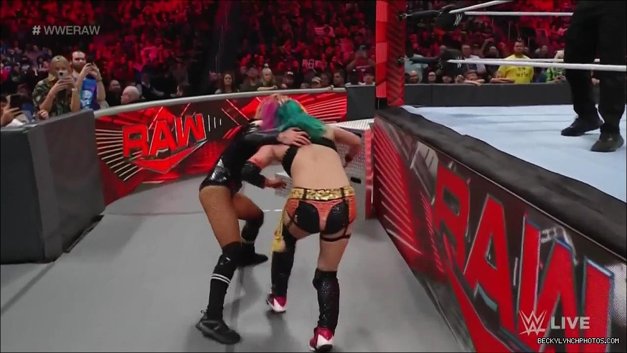 WWE_Monday_Night_Raw_2022_05_23_720p_HDTV_x264-NWCHD_mp4_007264765.jpg