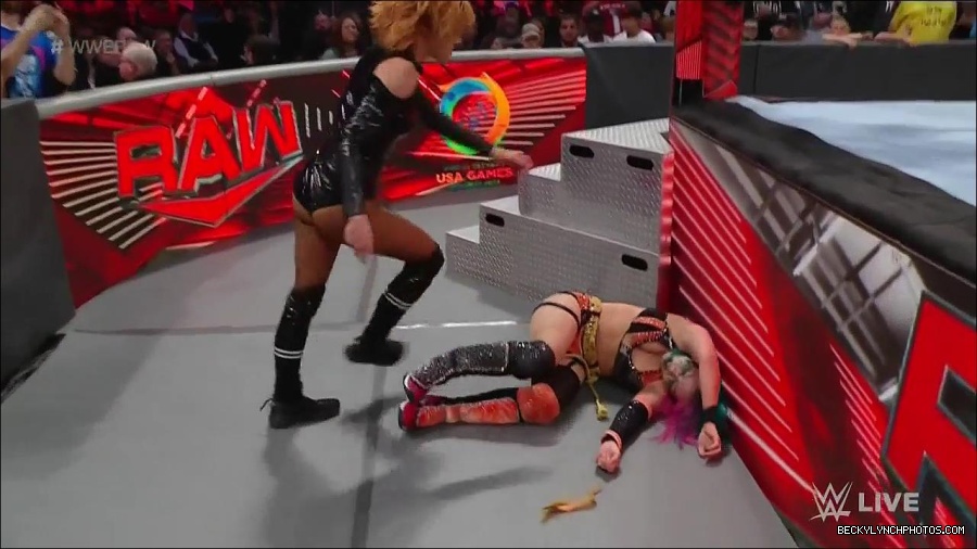 WWE_Monday_Night_Raw_2022_05_23_720p_HDTV_x264-NWCHD_mp4_007267568.jpg