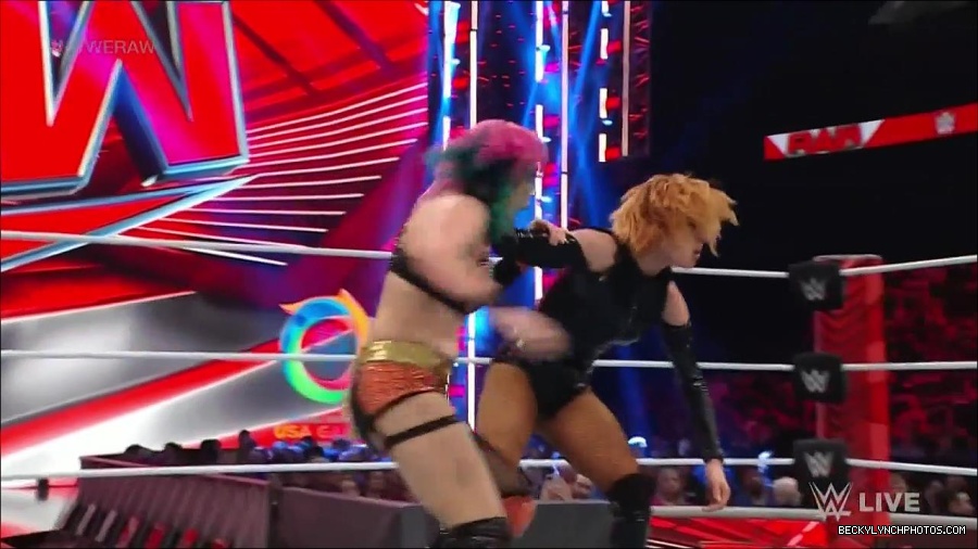 WWE_Monday_Night_Raw_2022_05_23_720p_HDTV_x264-NWCHD_mp4_007296797.jpg