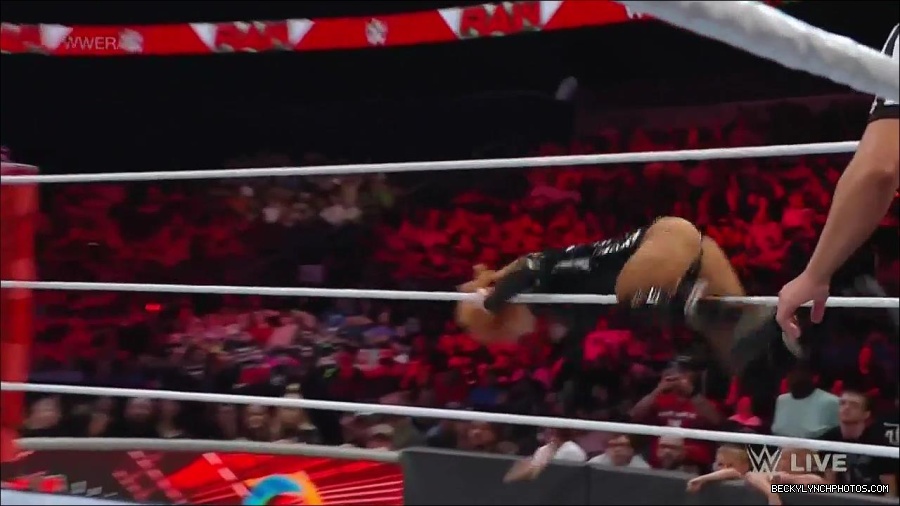 WWE_Monday_Night_Raw_2022_05_23_720p_HDTV_x264-NWCHD_mp4_007298799.jpg