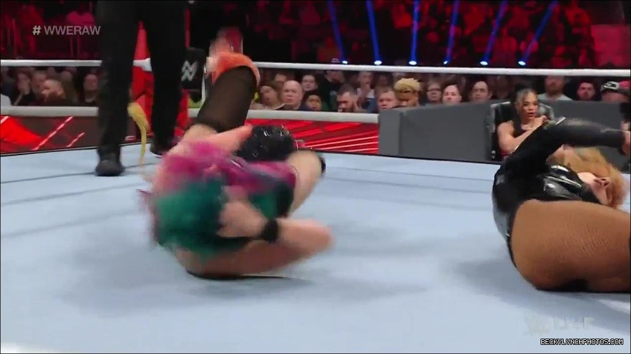 WWE_Monday_Night_Raw_2022_05_23_720p_HDTV_x264-NWCHD_mp4_007304405.jpg