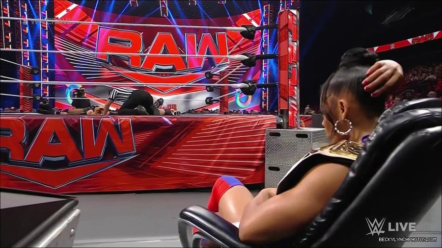 WWE_Monday_Night_Raw_2022_05_23_720p_HDTV_x264-NWCHD_mp4_007308409.jpg