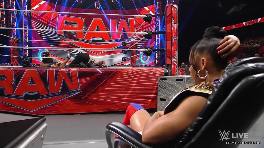 WWE_Monday_Night_Raw_2022_05_23_720p_HDTV_x264-NWCHD_mp4_007309610.jpg