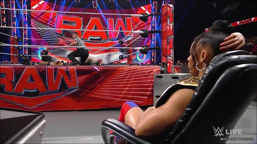 WWE_Monday_Night_Raw_2022_05_23_720p_HDTV_x264-NWCHD_mp4_007310010.jpg
