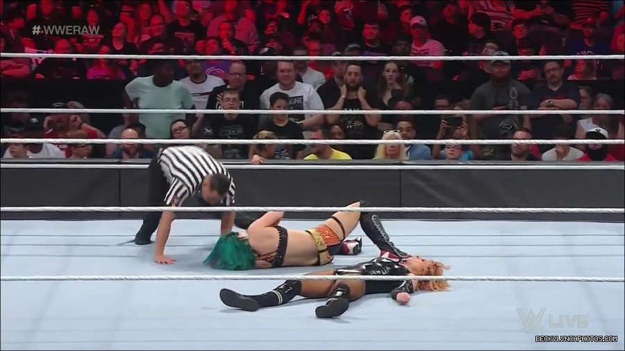 WWE_Monday_Night_Raw_2022_05_23_720p_HDTV_x264-NWCHD_mp4_007312413.jpg