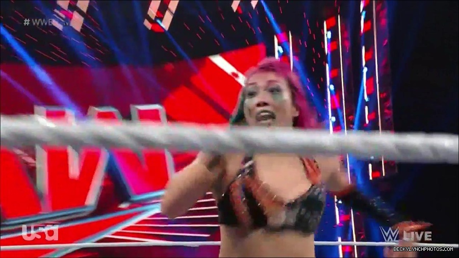 WWE_Monday_Night_Raw_2022_05_23_720p_HDTV_x264-NWCHD_mp4_007360060.jpg