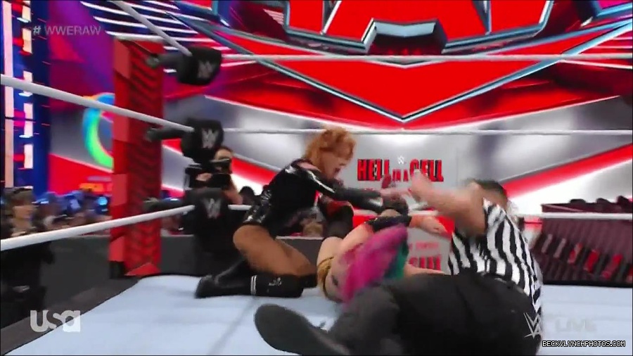 WWE_Monday_Night_Raw_2022_05_23_720p_HDTV_x264-NWCHD_mp4_007412513.jpg