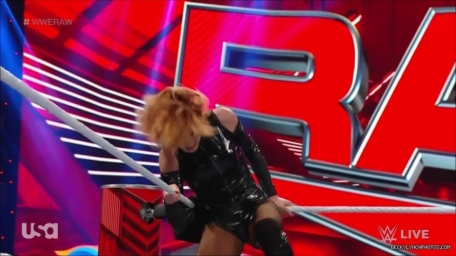 WWE_Monday_Night_Raw_2022_05_23_720p_HDTV_x264-NWCHD_mp4_007415716.jpg
