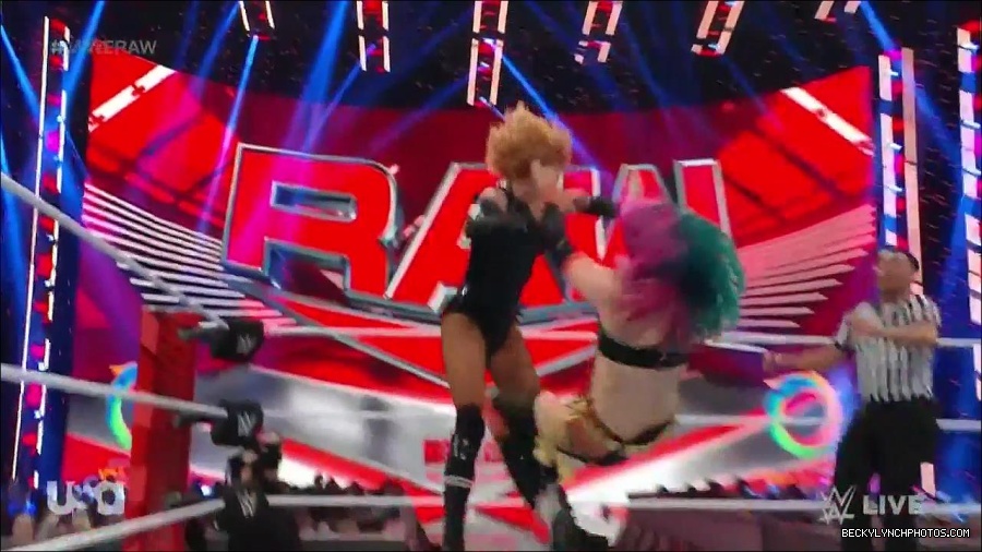 WWE_Monday_Night_Raw_2022_05_23_720p_HDTV_x264-NWCHD_mp4_007420120.jpg