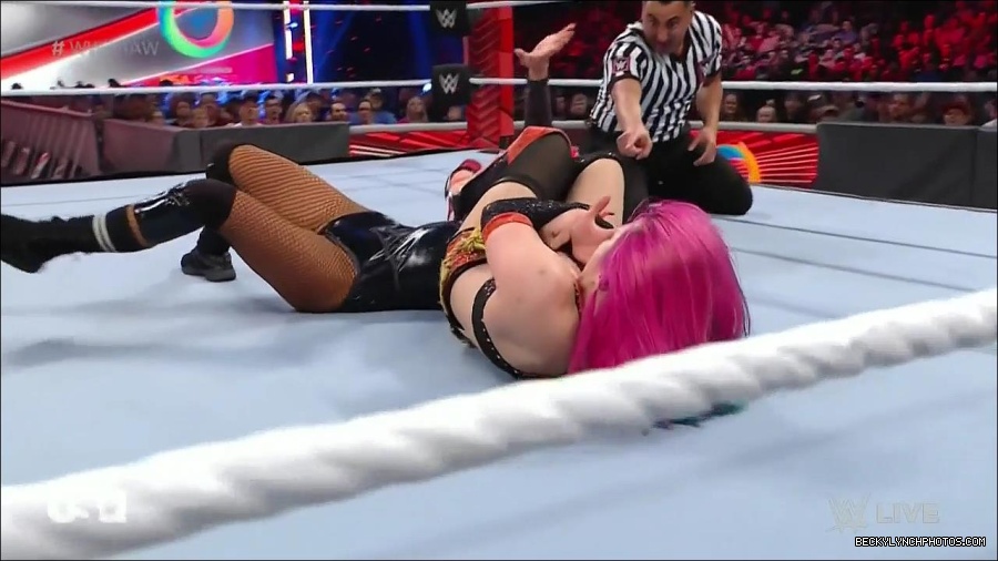 WWE_Monday_Night_Raw_2022_05_23_720p_HDTV_x264-NWCHD_mp4_007430531.jpg