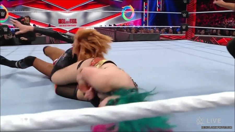WWE_Monday_Night_Raw_2022_05_23_720p_HDTV_x264-NWCHD_mp4_007434935.jpg