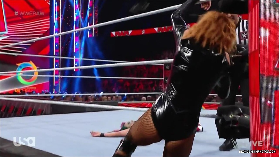 WWE_Monday_Night_Raw_2022_05_23_720p_HDTV_x264-NWCHD_mp4_007448549.jpg