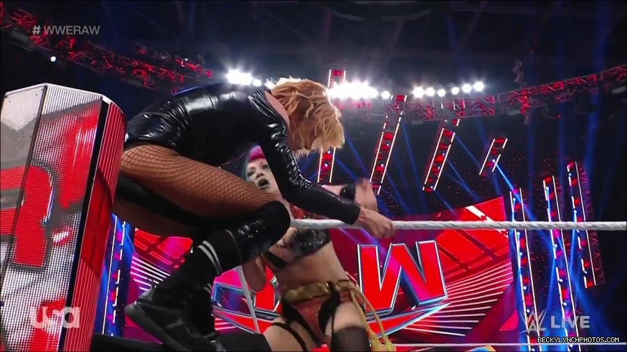 WWE_Monday_Night_Raw_2022_05_23_720p_HDTV_x264-NWCHD_mp4_007459359.jpg