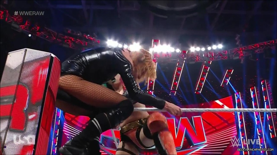 WWE_Monday_Night_Raw_2022_05_23_720p_HDTV_x264-NWCHD_mp4_007459760.jpg