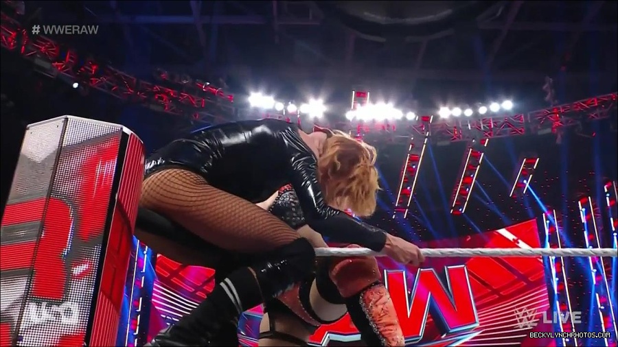 WWE_Monday_Night_Raw_2022_05_23_720p_HDTV_x264-NWCHD_mp4_007460160.jpg