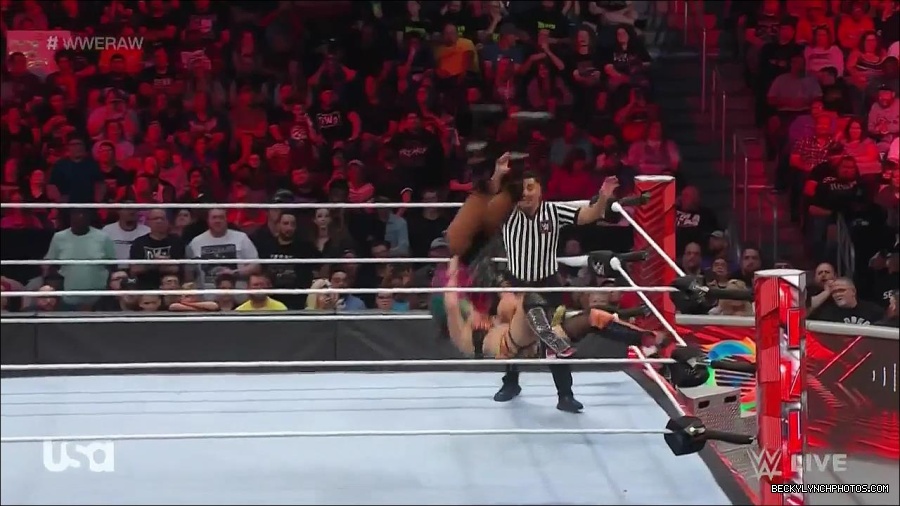 WWE_Monday_Night_Raw_2022_05_23_720p_HDTV_x264-NWCHD_mp4_007470170.jpg