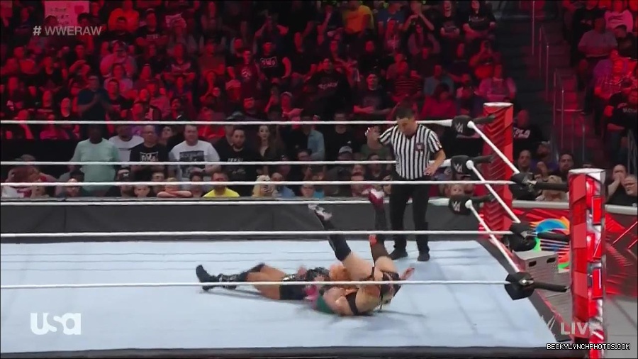 WWE_Monday_Night_Raw_2022_05_23_720p_HDTV_x264-NWCHD_mp4_007470571.jpg
