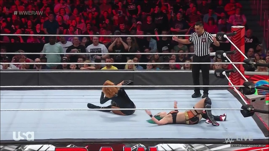 WWE_Monday_Night_Raw_2022_05_23_720p_HDTV_x264-NWCHD_mp4_007471772.jpg