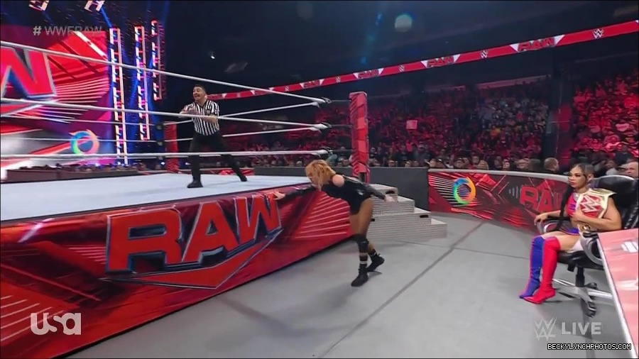 WWE_Monday_Night_Raw_2022_05_23_720p_HDTV_x264-NWCHD_mp4_007532332.jpg