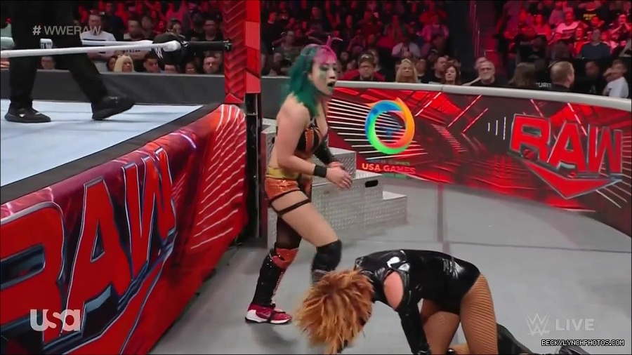 WWE_Monday_Night_Raw_2022_05_23_720p_HDTV_x264-NWCHD_mp4_007536737.jpg