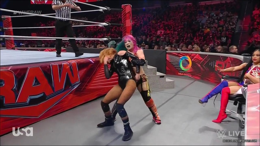 WWE_Monday_Night_Raw_2022_05_23_720p_HDTV_x264-NWCHD_mp4_007541541.jpg