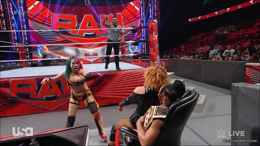 WWE_Monday_Night_Raw_2022_05_23_720p_HDTV_x264-NWCHD_mp4_007550751.jpg