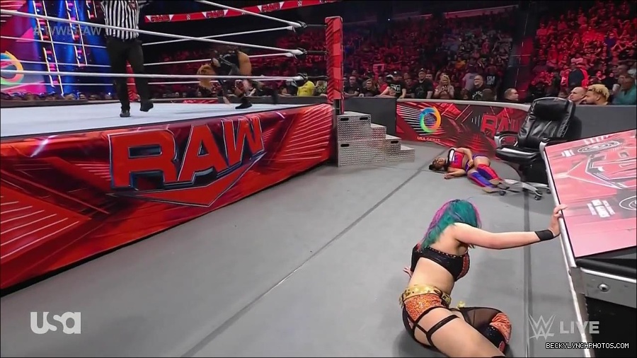 WWE_Monday_Night_Raw_2022_05_23_720p_HDTV_x264-NWCHD_mp4_007559559.jpg