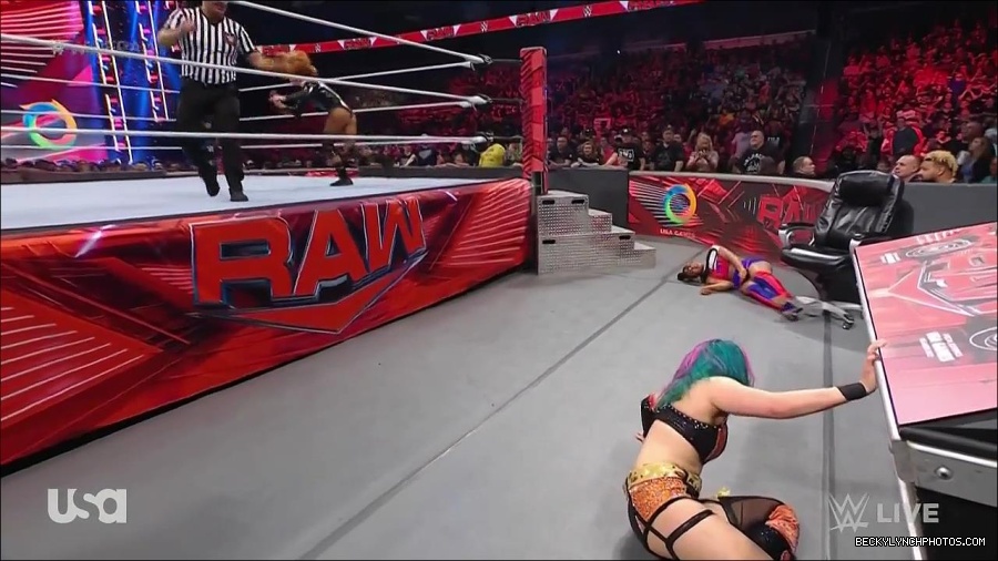 WWE_Monday_Night_Raw_2022_05_23_720p_HDTV_x264-NWCHD_mp4_007559960.jpg