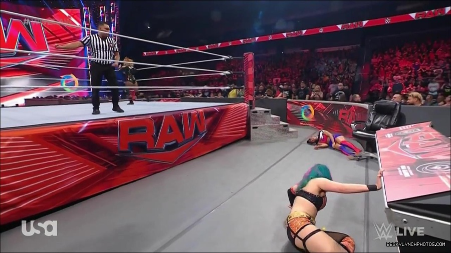 WWE_Monday_Night_Raw_2022_05_23_720p_HDTV_x264-NWCHD_mp4_007560761.jpg