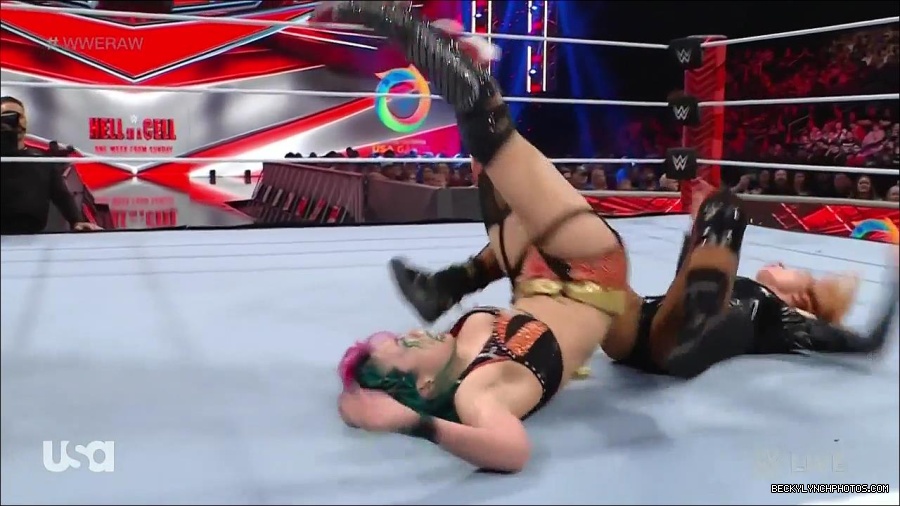 WWE_Monday_Night_Raw_2022_05_23_720p_HDTV_x264-NWCHD_mp4_007571571.jpg