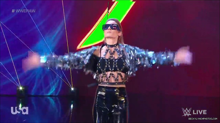 WWE_RAW_30th_May_2022_720p_WEBRip_h264_mp4_000037787.jpg
