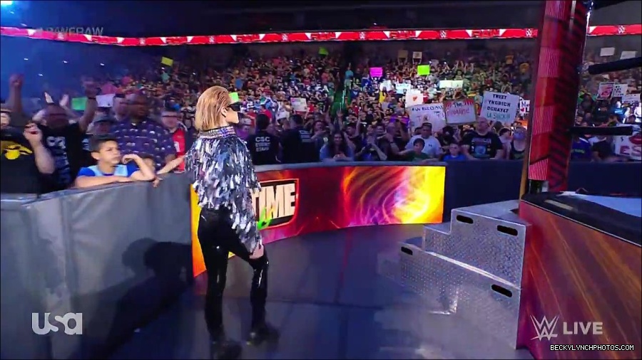 WWE_RAW_30th_May_2022_720p_WEBRip_h264_mp4_000055805.jpg