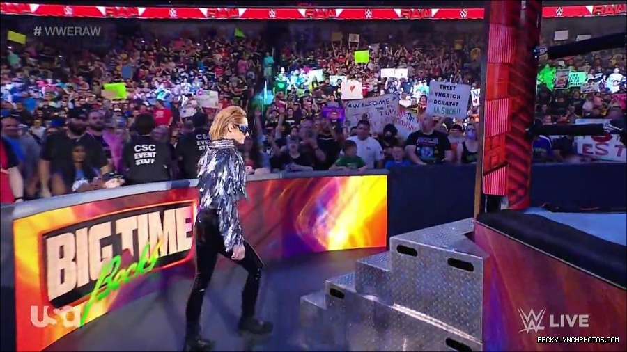 WWE_RAW_30th_May_2022_720p_WEBRip_h264_mp4_000057006.jpg