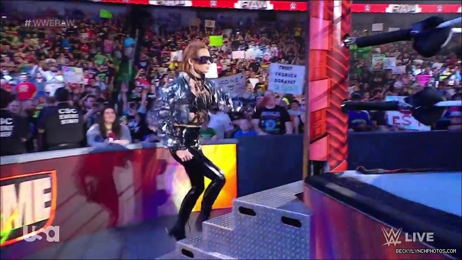 WWE_RAW_30th_May_2022_720p_WEBRip_h264_mp4_000057807.jpg