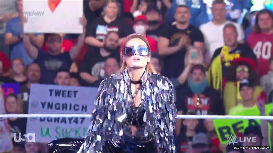 WWE_RAW_30th_May_2022_720p_WEBRip_h264_mp4_000067016.jpg