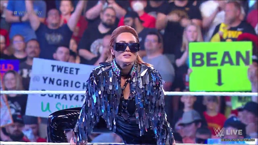 WWE_RAW_30th_May_2022_720p_WEBRip_h264_mp4_000069018.jpg