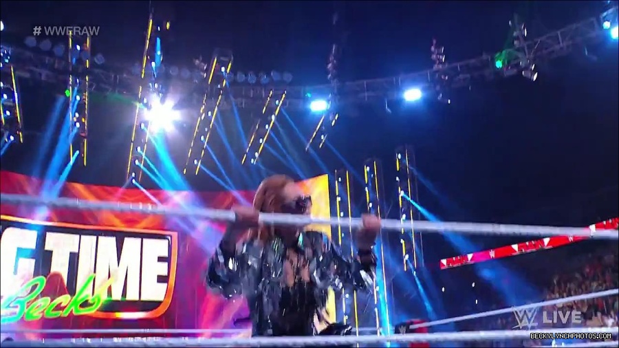 WWE_RAW_30th_May_2022_720p_WEBRip_h264_mp4_000123923.jpg