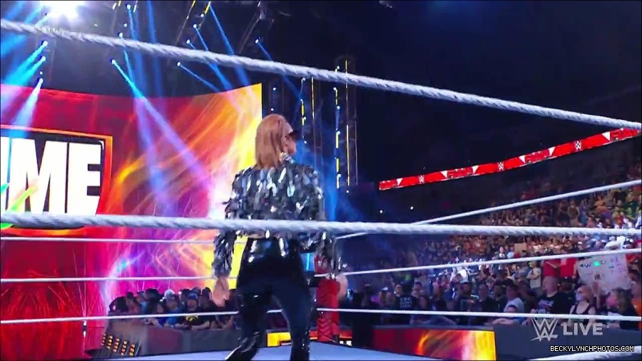 WWE_RAW_30th_May_2022_720p_WEBRip_h264_mp4_000125058.jpg