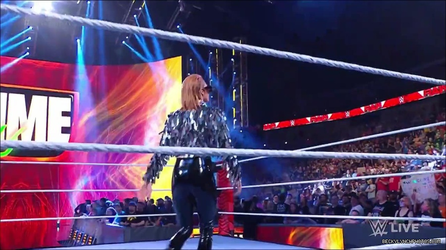 WWE_RAW_30th_May_2022_720p_WEBRip_h264_mp4_000125125.jpg
