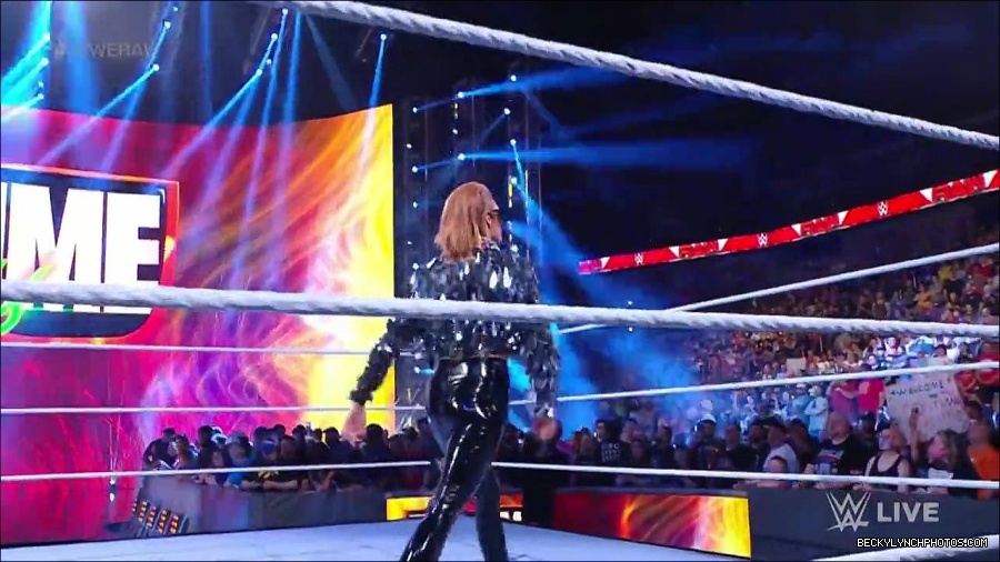 WWE_RAW_30th_May_2022_720p_WEBRip_h264_mp4_000125458.jpg