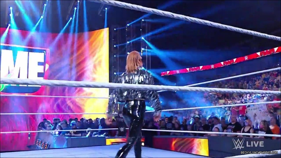 WWE_RAW_30th_May_2022_720p_WEBRip_h264_mp4_000125525.jpg