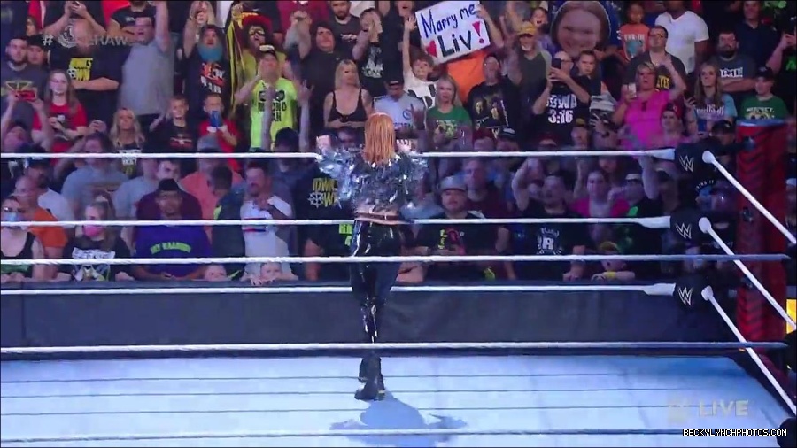 WWE_RAW_30th_May_2022_720p_WEBRip_h264_mp4_000125925.jpg