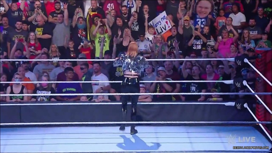 WWE_RAW_30th_May_2022_720p_WEBRip_h264_mp4_000126326.jpg